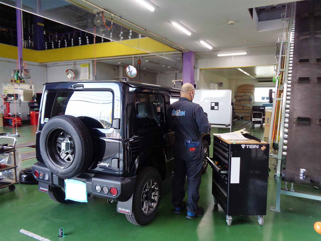 ターゲットを設置しエーミング作業をする従業員