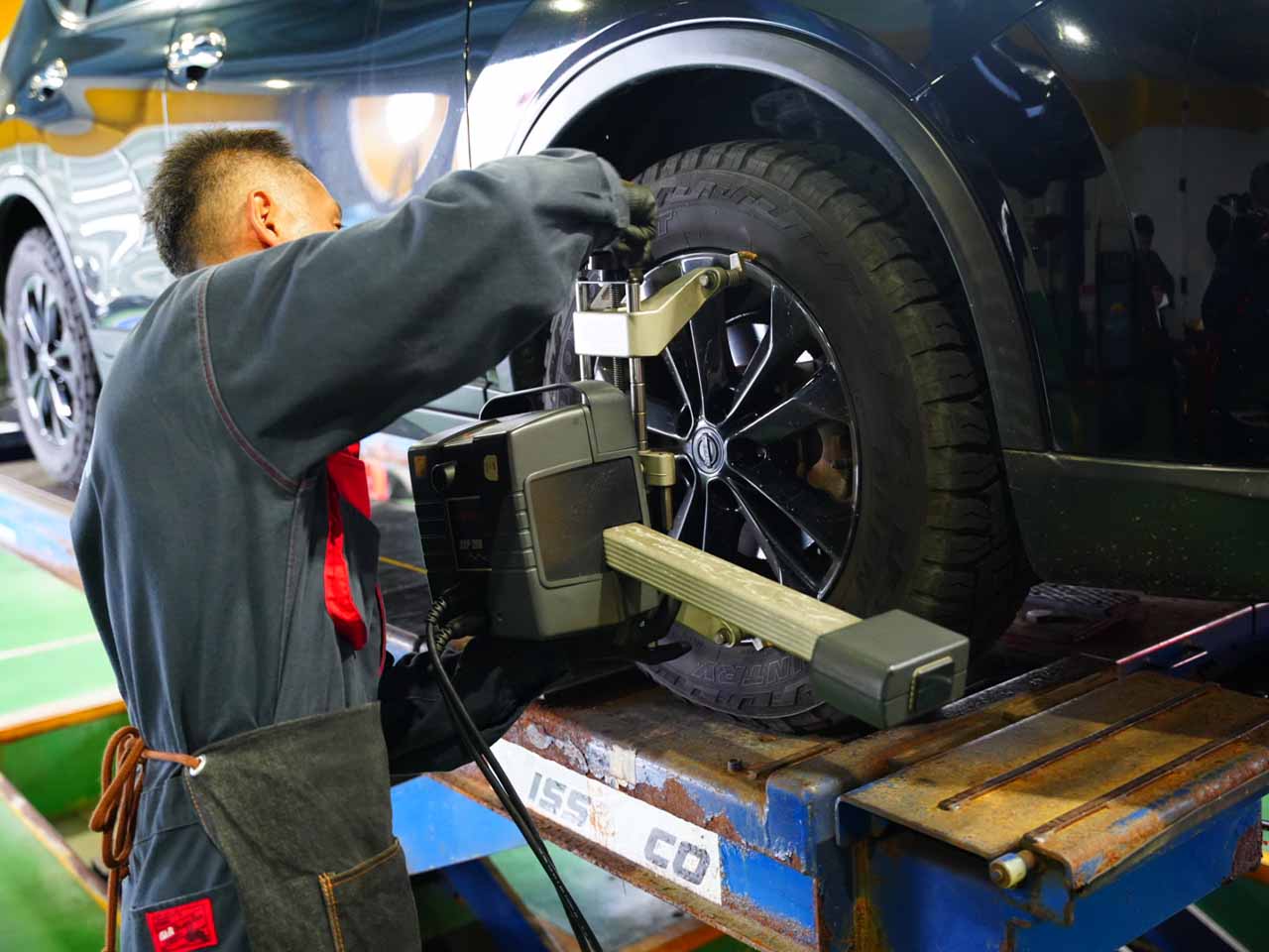 アライメント調整作業をしている整備士