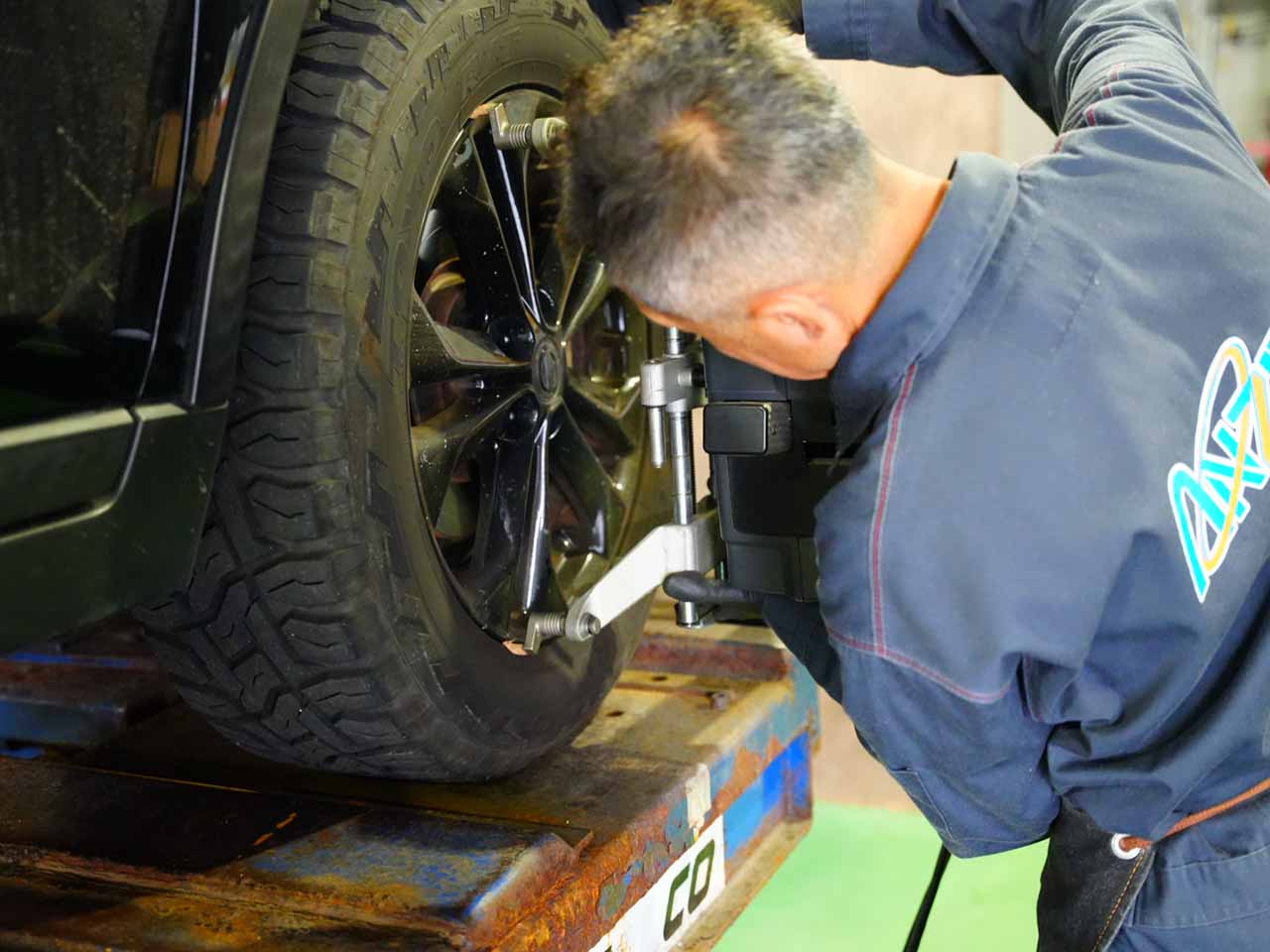 アライメント調整作業をしている整備士