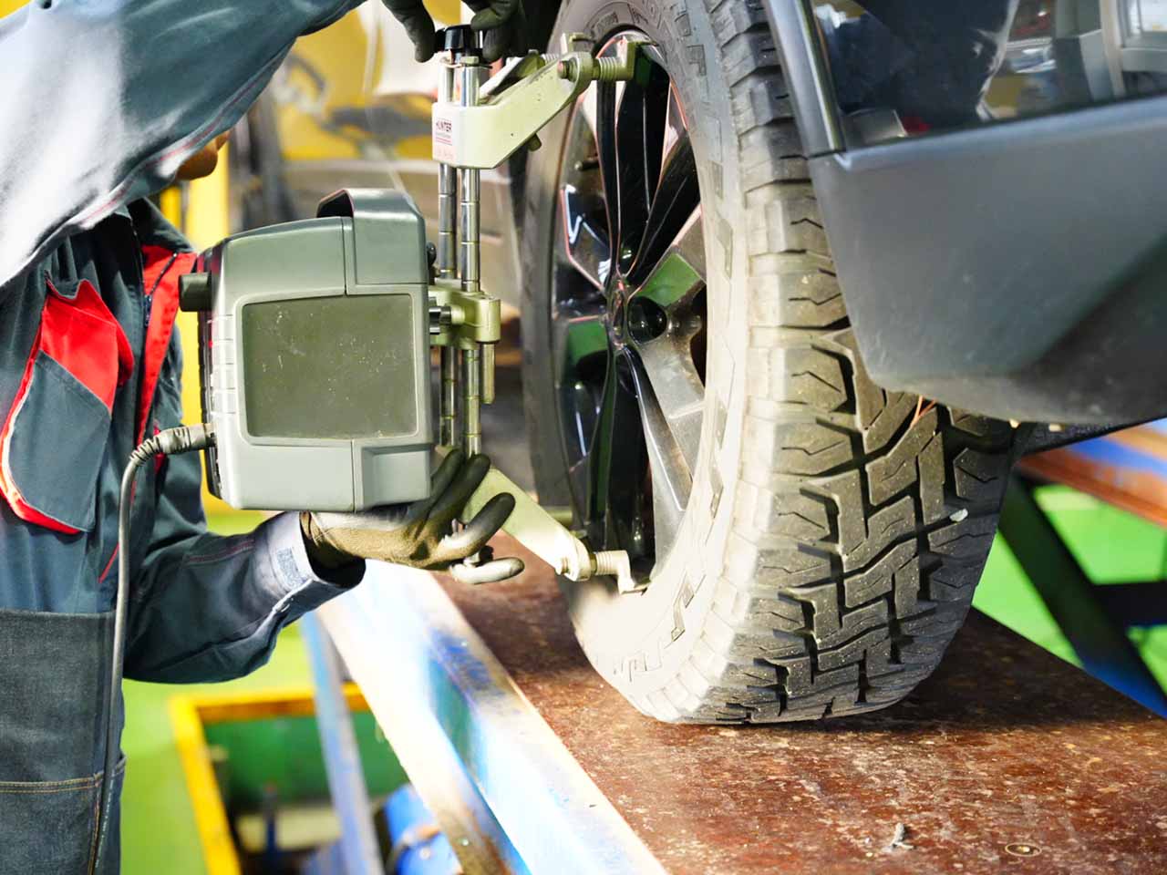 アライメント調整作業中のタイヤ部分