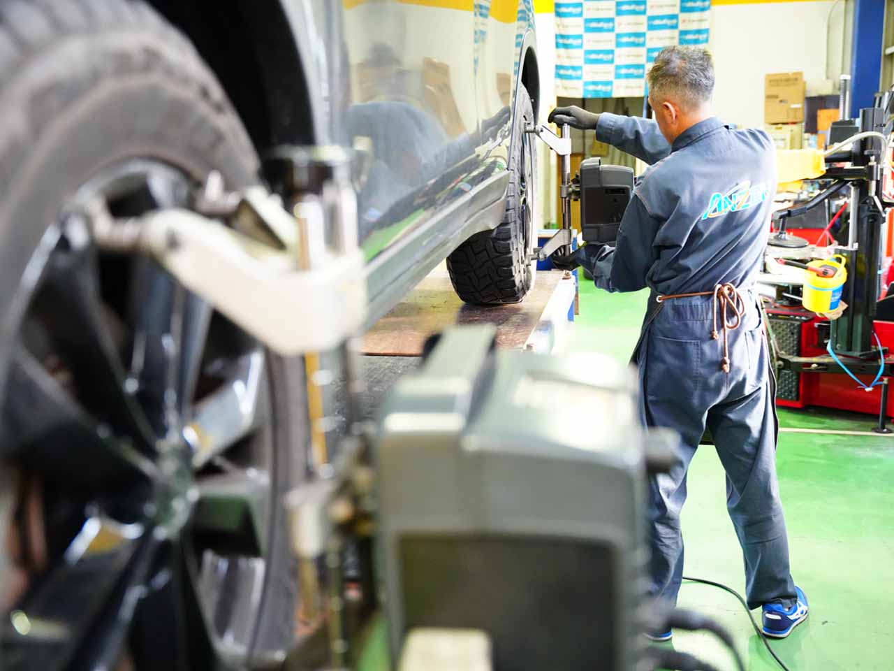 アライメント調整作業中の整備士