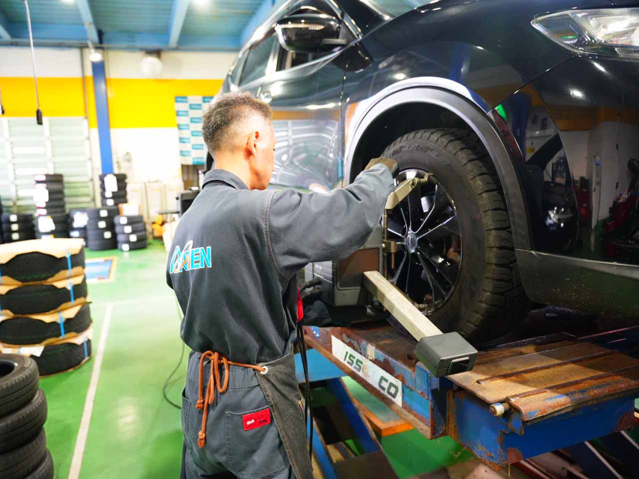 アライメント調整作業をしている整備士