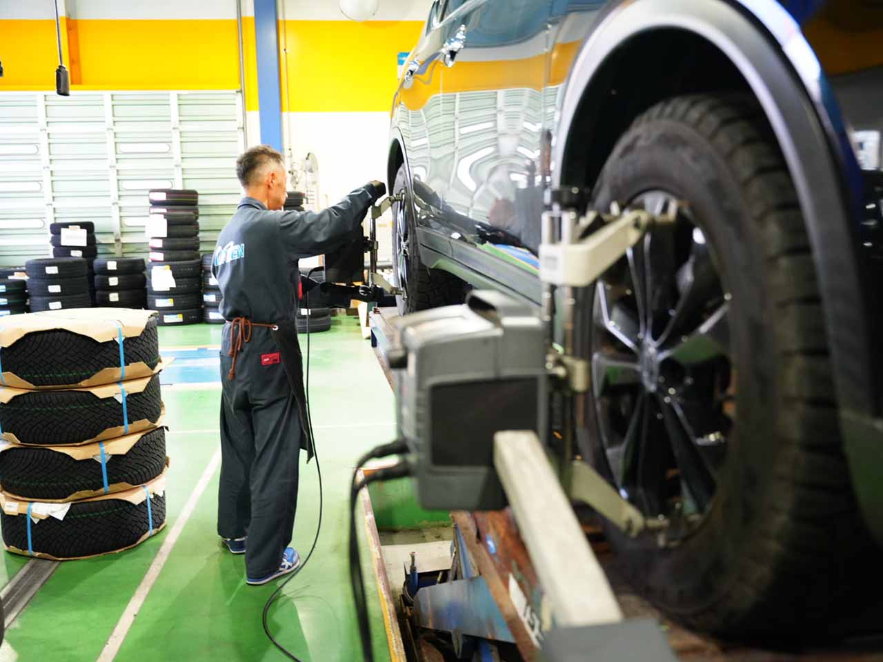 アライメント調整作業をしている整備士