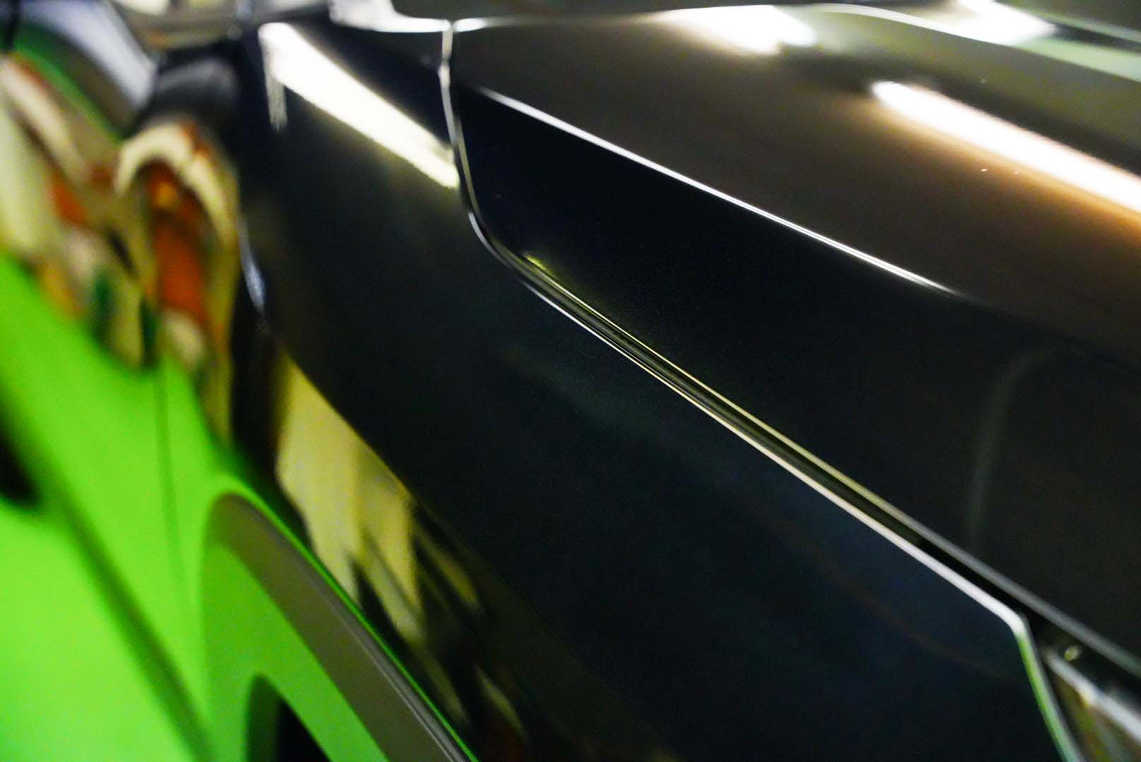 黒い車のサイドボディ