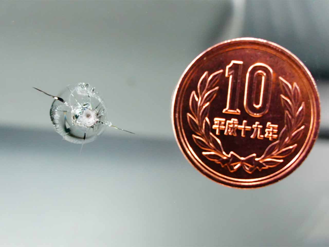 ガラスに付いたキズと10円玉