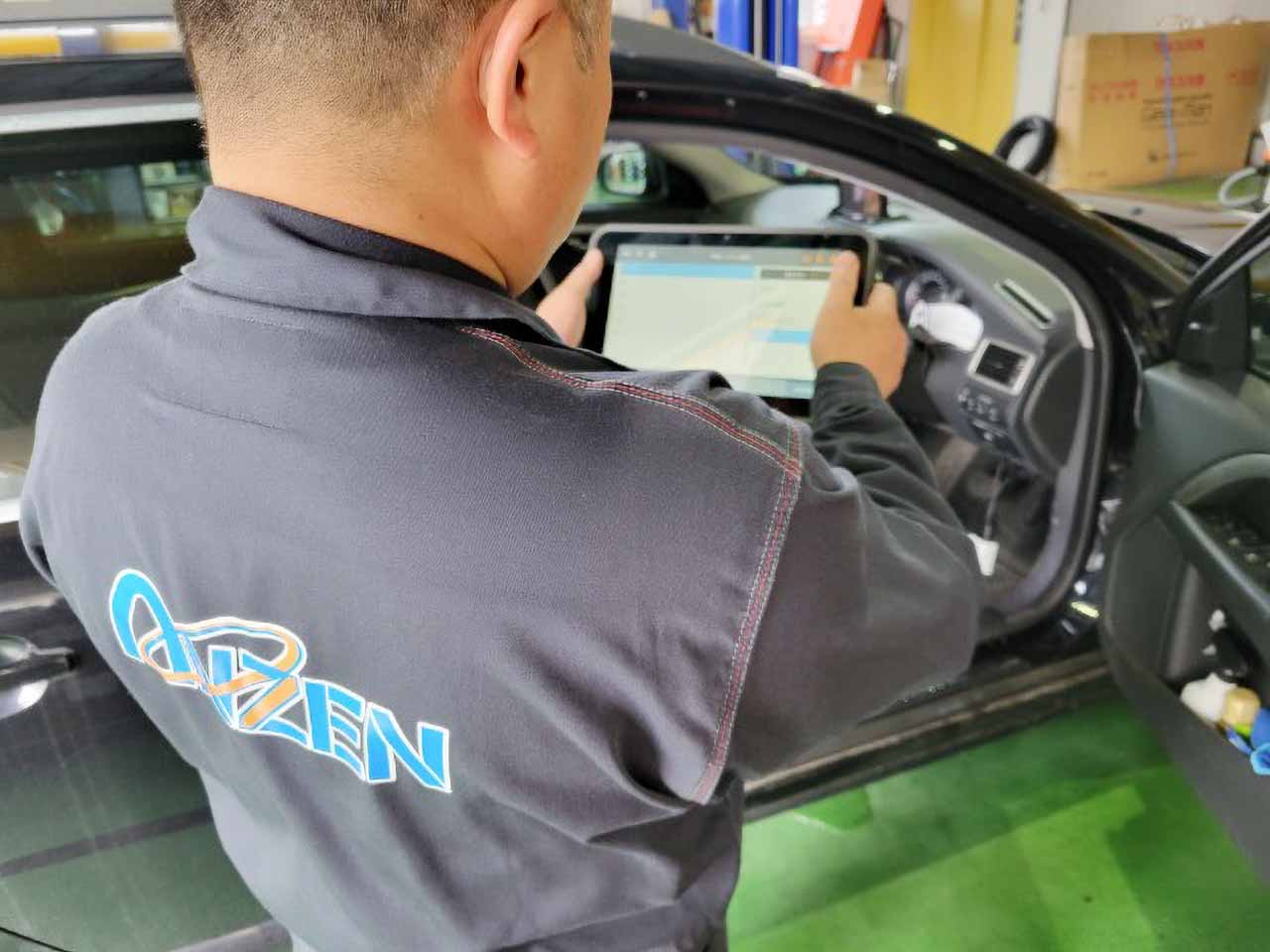 診断機で故障箇所を読み取っている整備士
