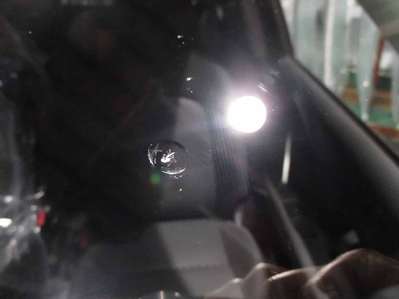 ガラスについたキズ。形状はブルズアイ。