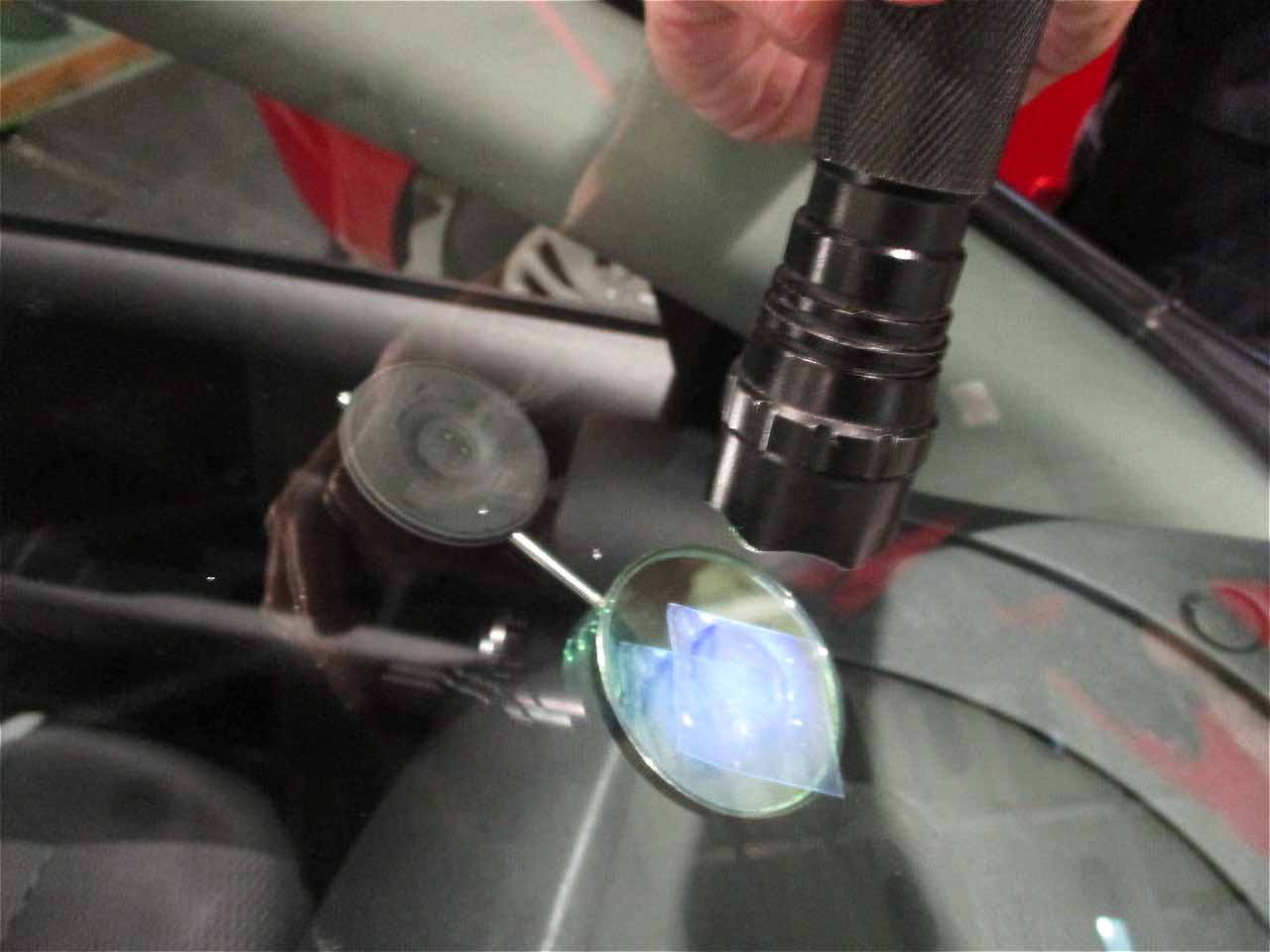 UV（紫外線）照射でレジン液を硬化させる