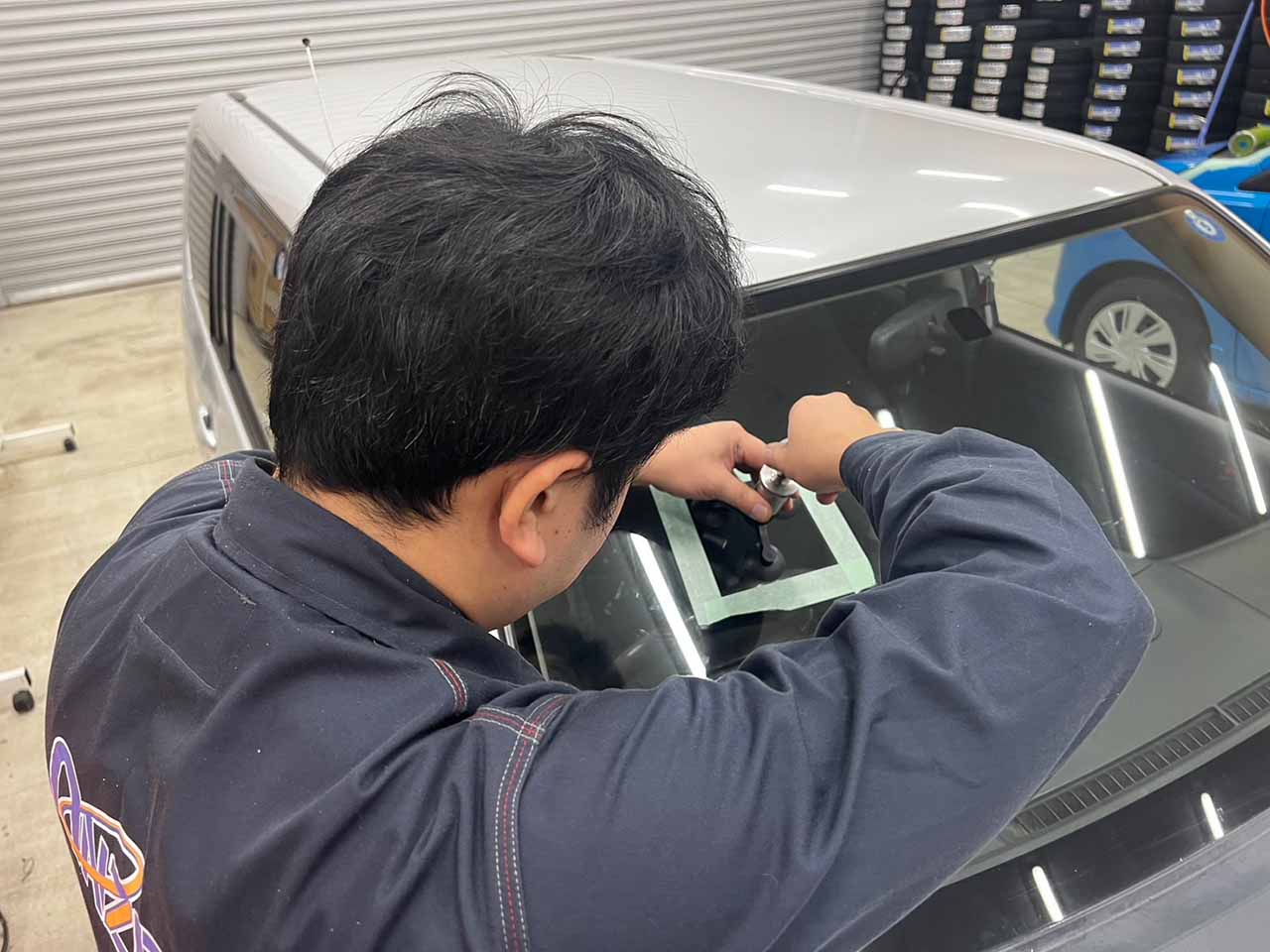 レジンの圧入をしている