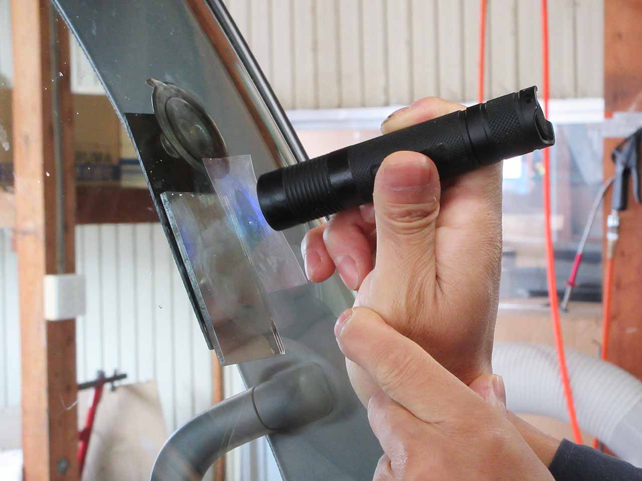 レジン液を硬化させている作業のクローズアップ
