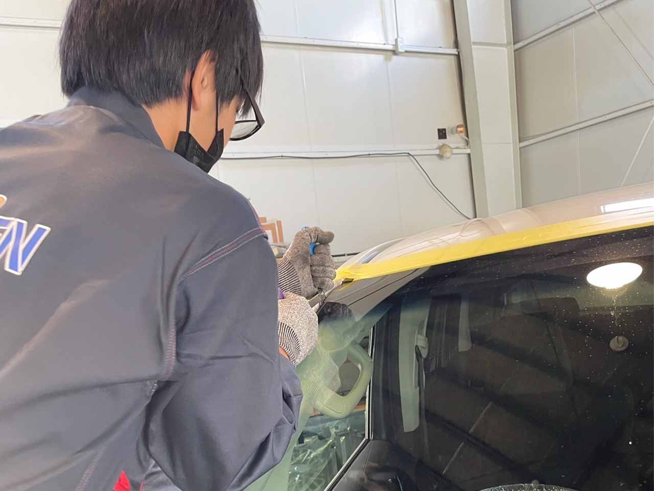 フロントガラスを取り外すため接着剤をカットする