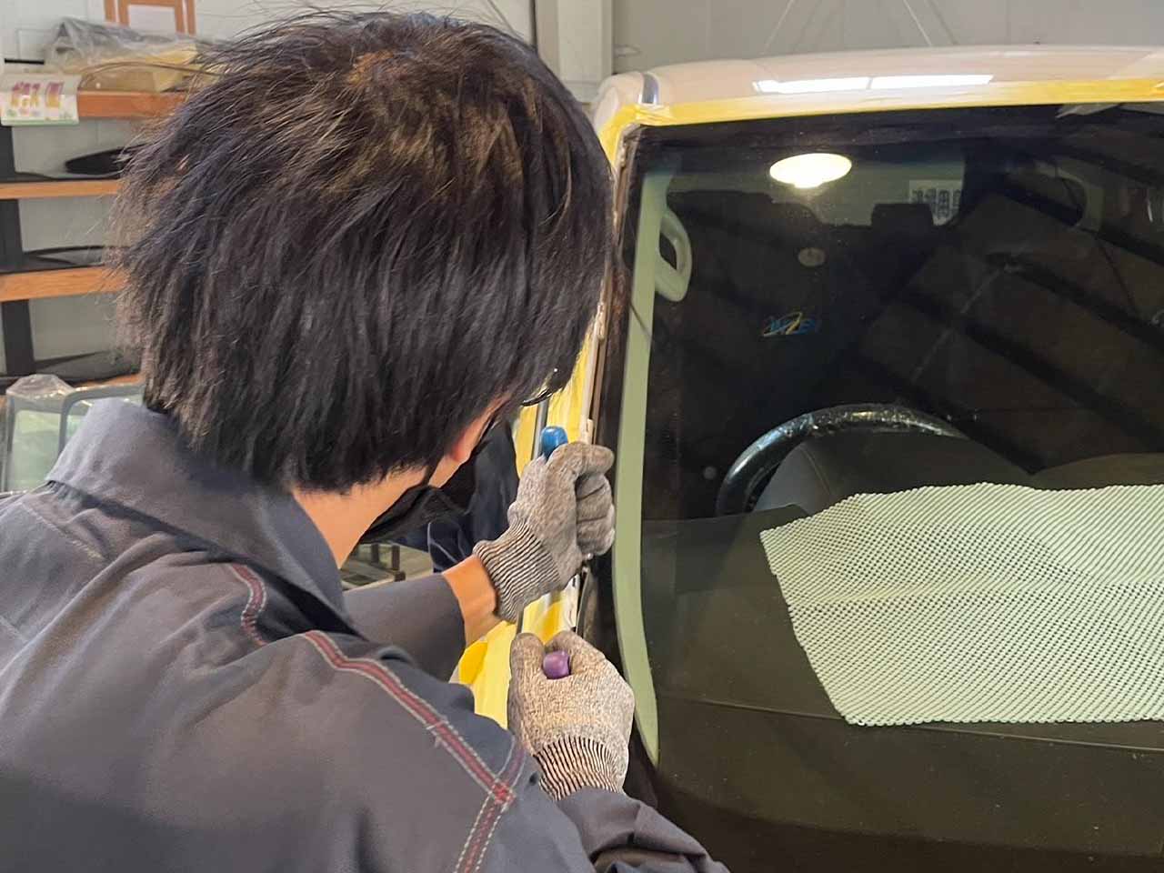 丁寧に、手際よくカットしていく