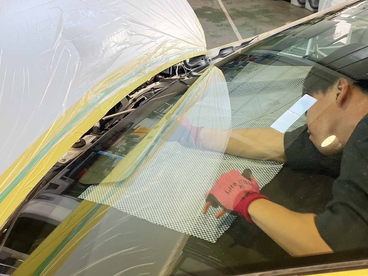 交換作業前に付属品の取り外しを行う