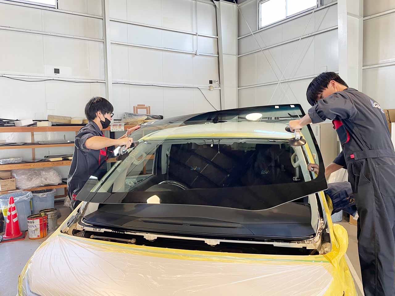 作業員2人による新品ガラス取り付け