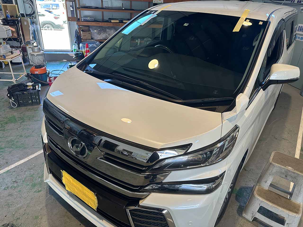 フロントガラスの交換作業および最終確認も無事終了した車