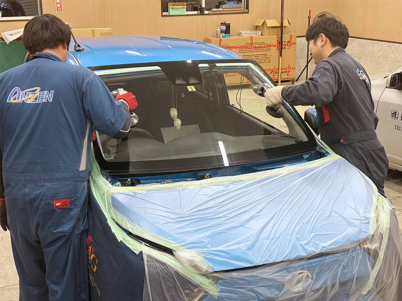 作業員2名でのガラスの取り付け作業