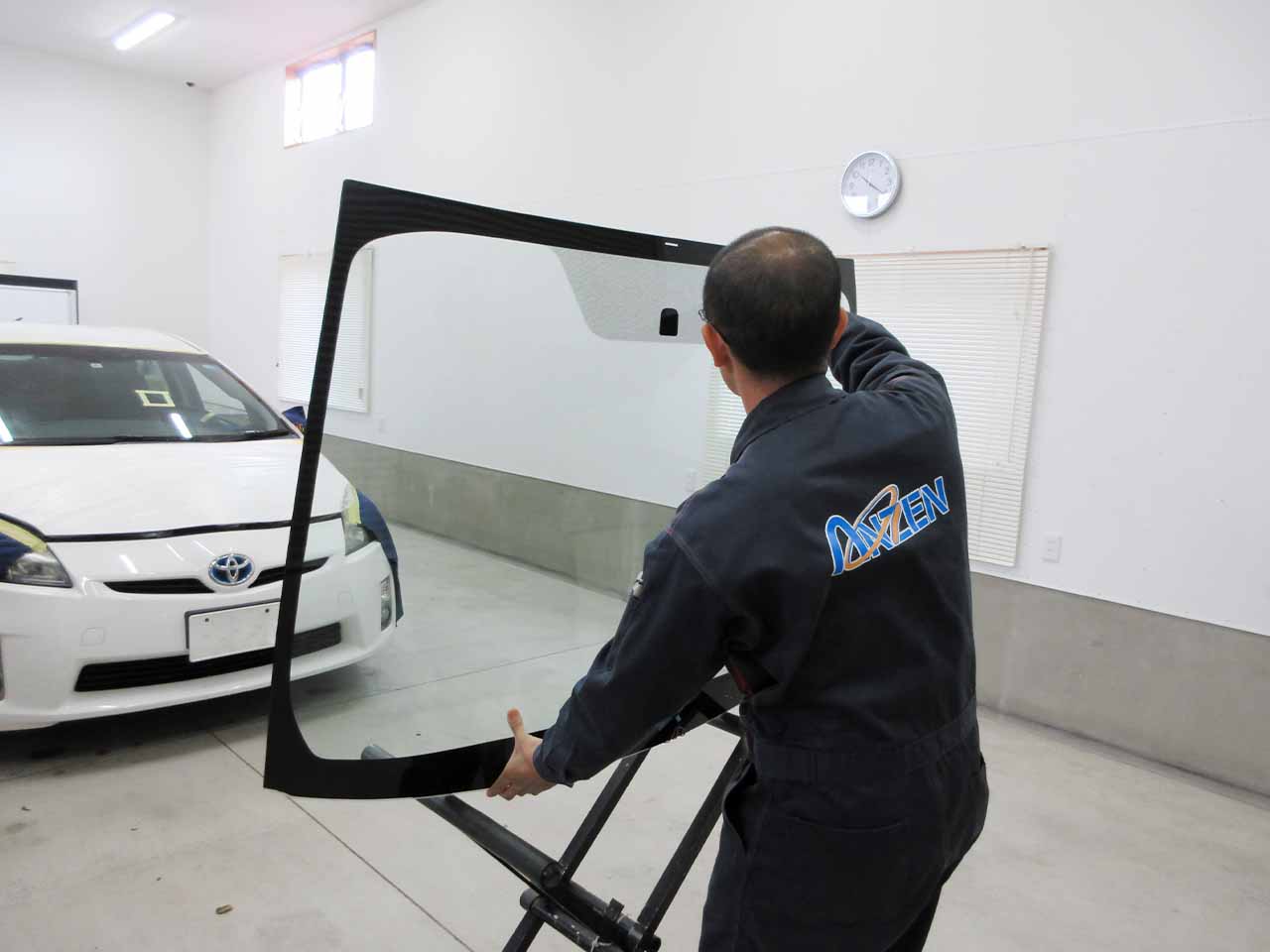 交換用の新品ガラスを用意