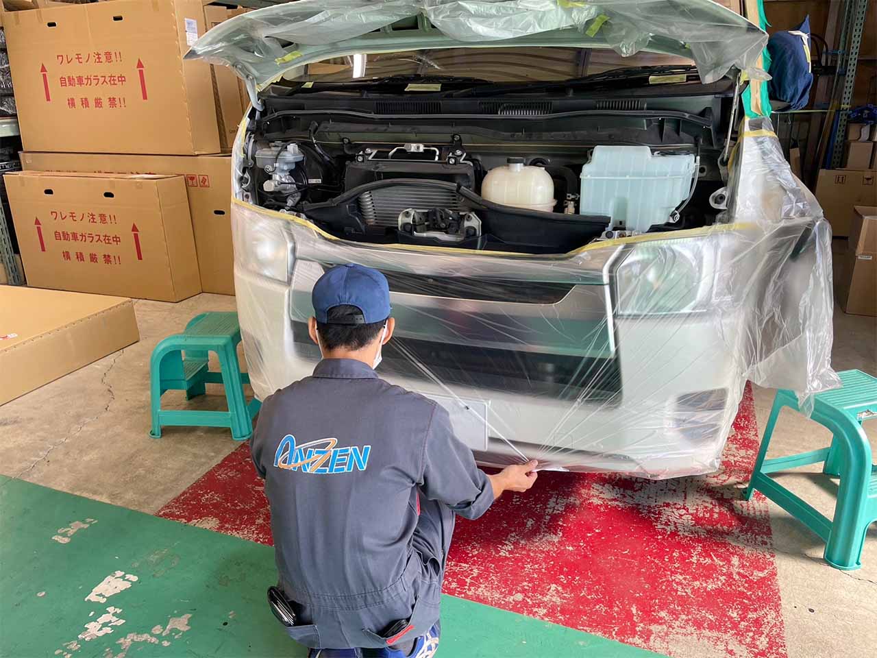 念入りに養生をする作業員