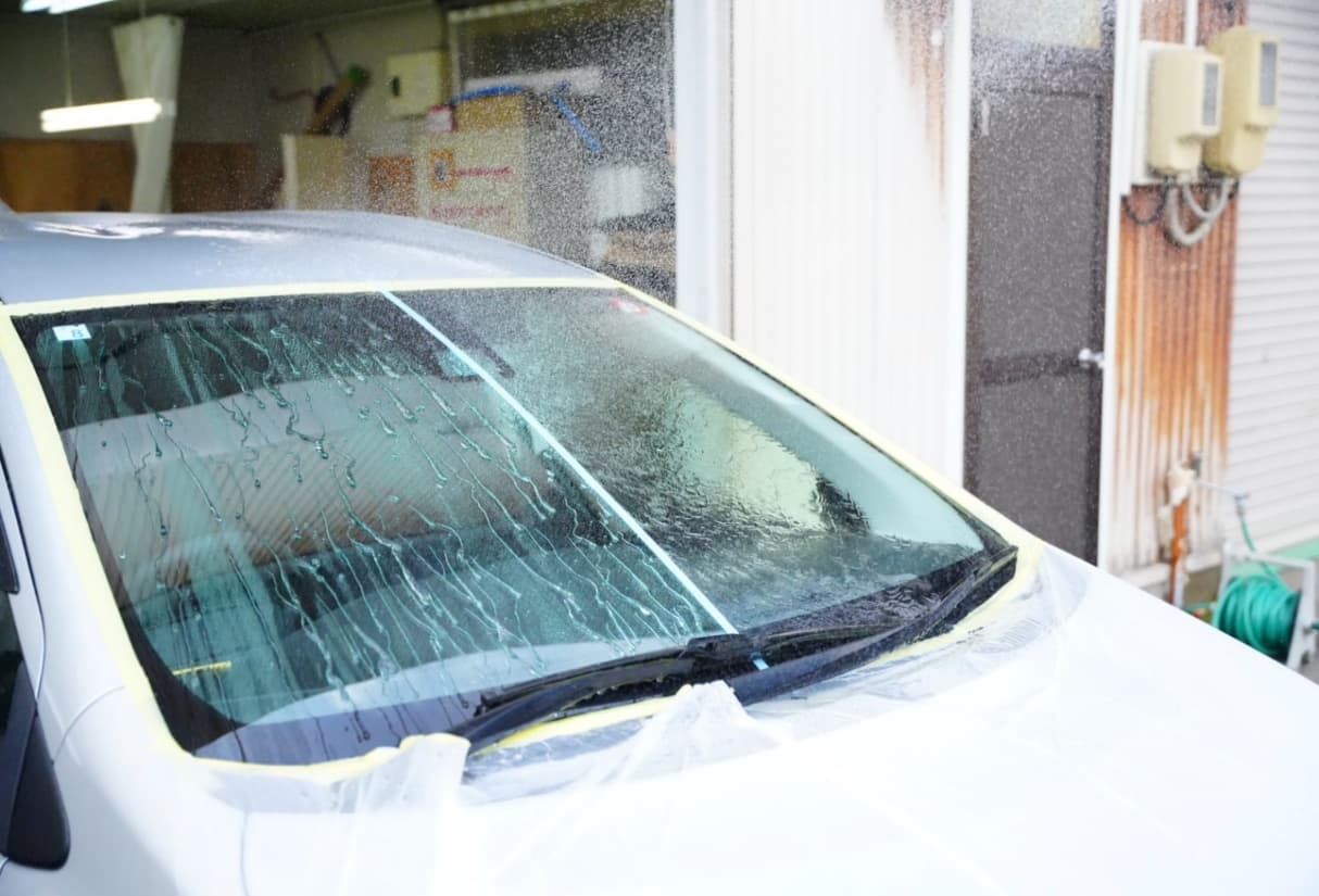 フロントガラスに半分だけコーティングをして比べている車