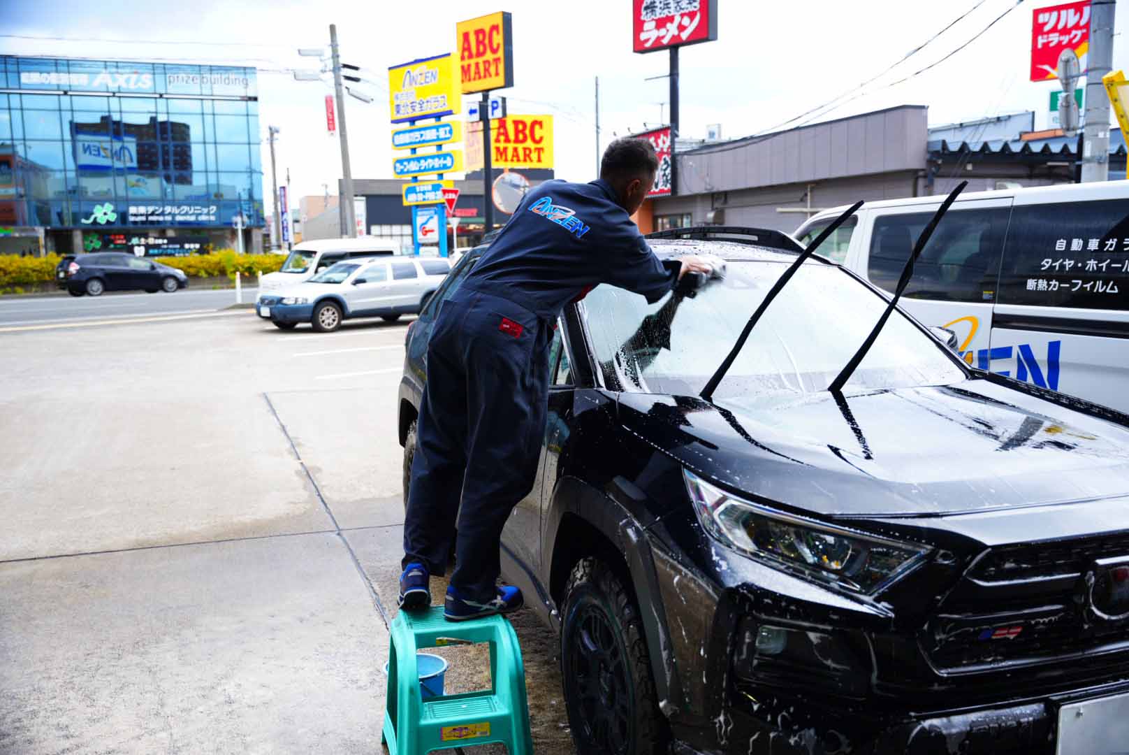 車のフロントガラスを清掃している