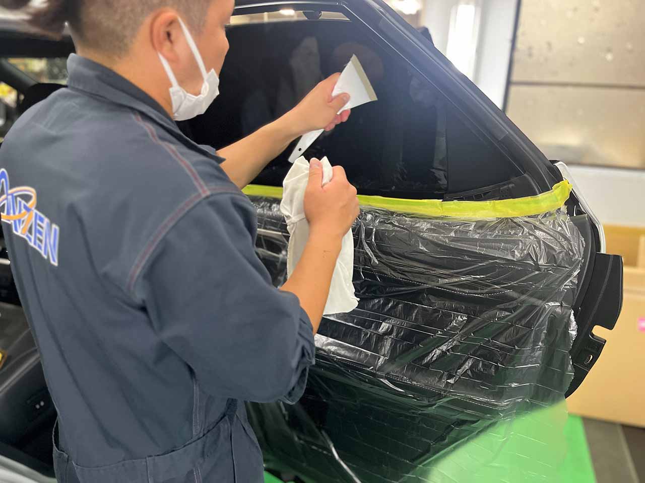 フィルム貼り付け空気を抜く