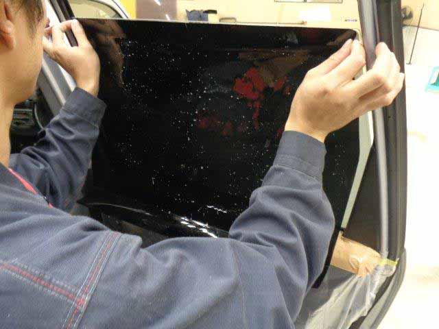 ドアガラスへのフィルム貼り付け