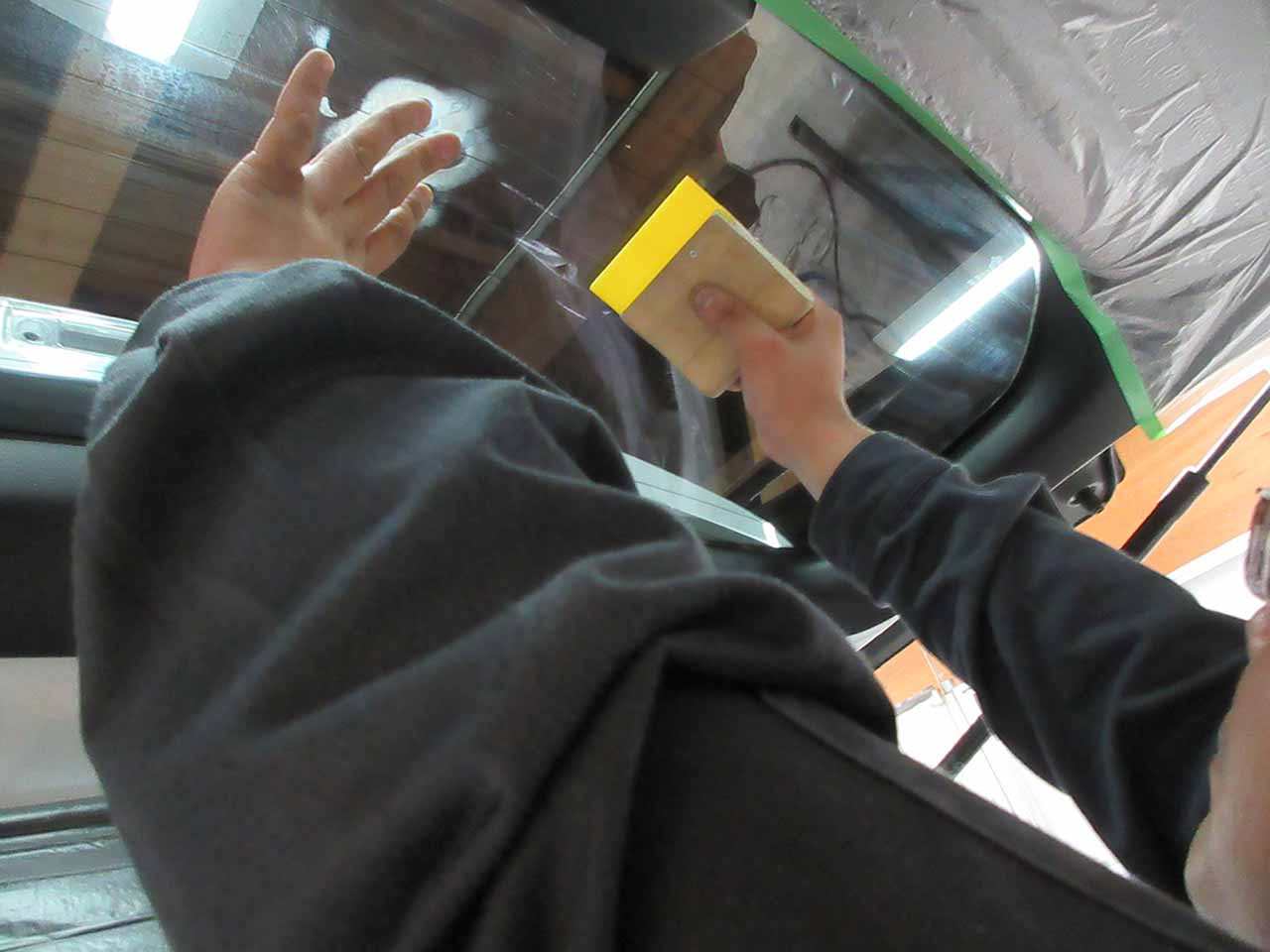 リアガラス内側への貼り付け作業