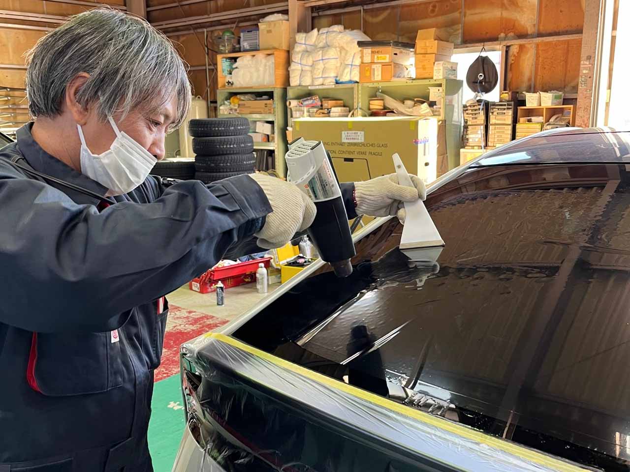 ヒートガンでフィルムを熱成形する。丁寧に空気も抜く